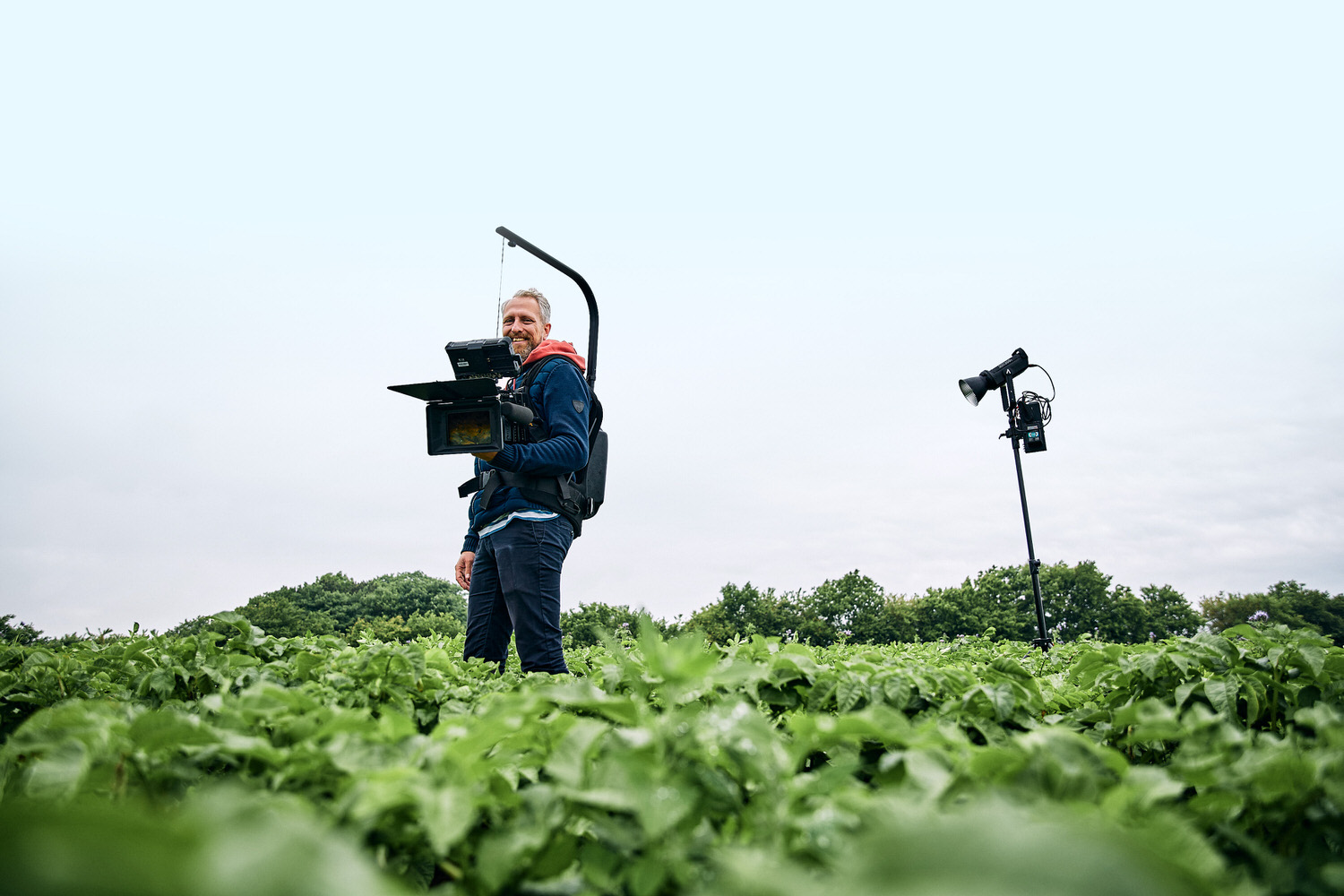 Kasper Orthmann-Andersen fra Holy Cow Media fotograferet med kamerarig under filmoptagelse i marken
