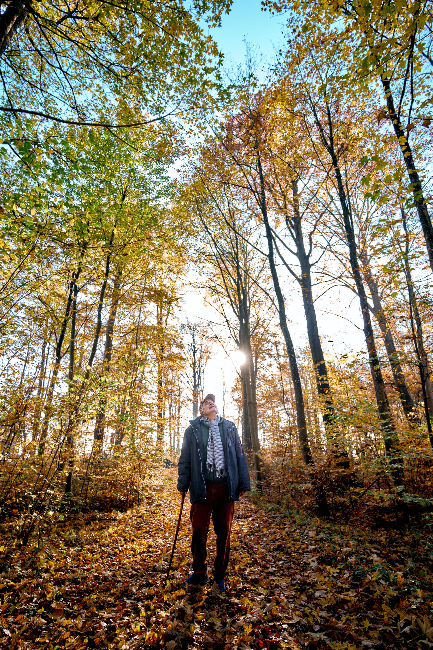 Naturligt reportageportræt af Michael i skov – erhvervsfoto til kommunikationsformål optaget af Holy Cow Media for REHPA rehabiliteringsprojekt