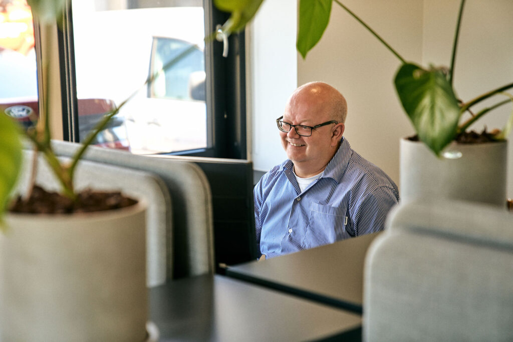 Medarbejder ved skrivebordet hos Billund Varme
