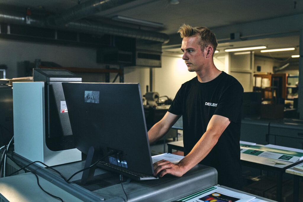 Medarbejder ved digitaltrykmaskinen