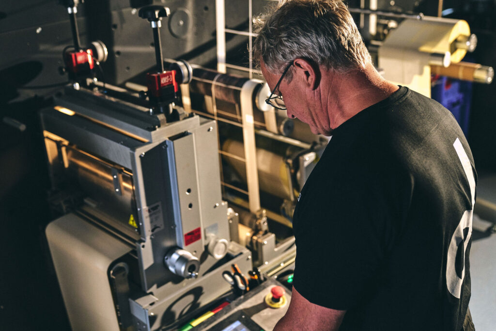 Operatør tjekker labelproduktionen på rulle