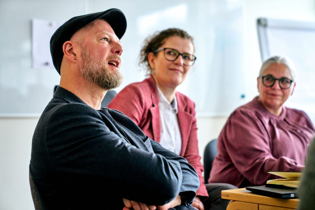 Medarbejder i kasket fortæller under et møde hos CFSA