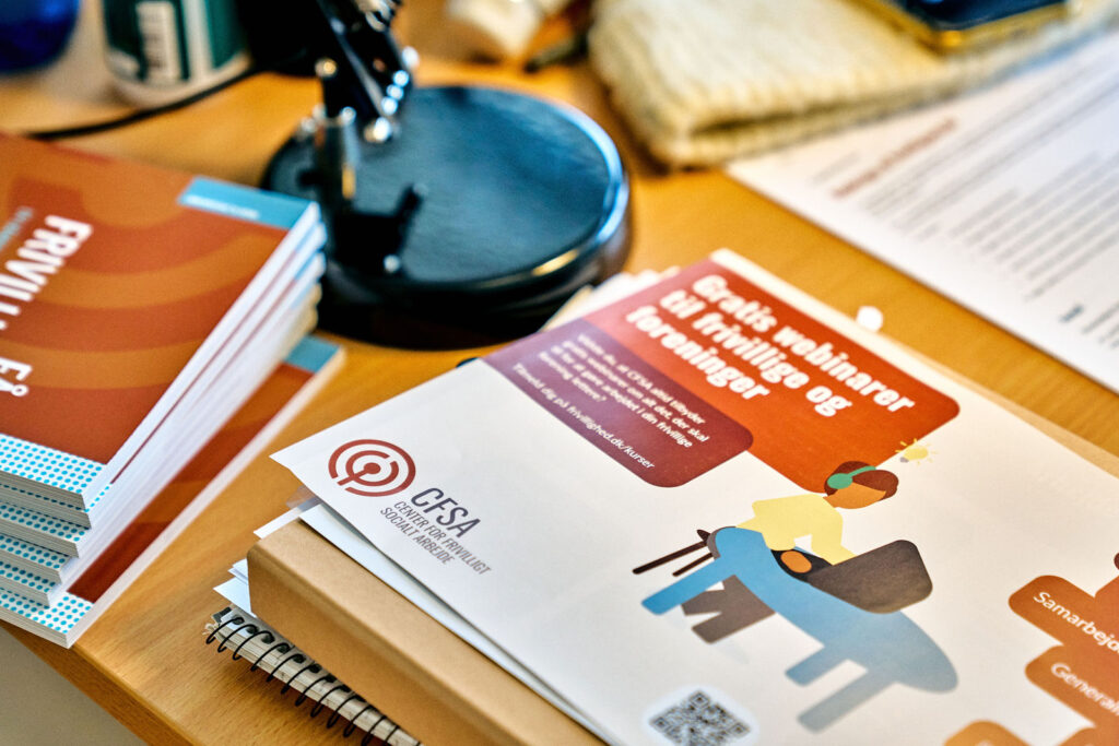 Folder fra Center for Frivilligt Socialt Arbejde om gratis webinarer til frivillige foreninger