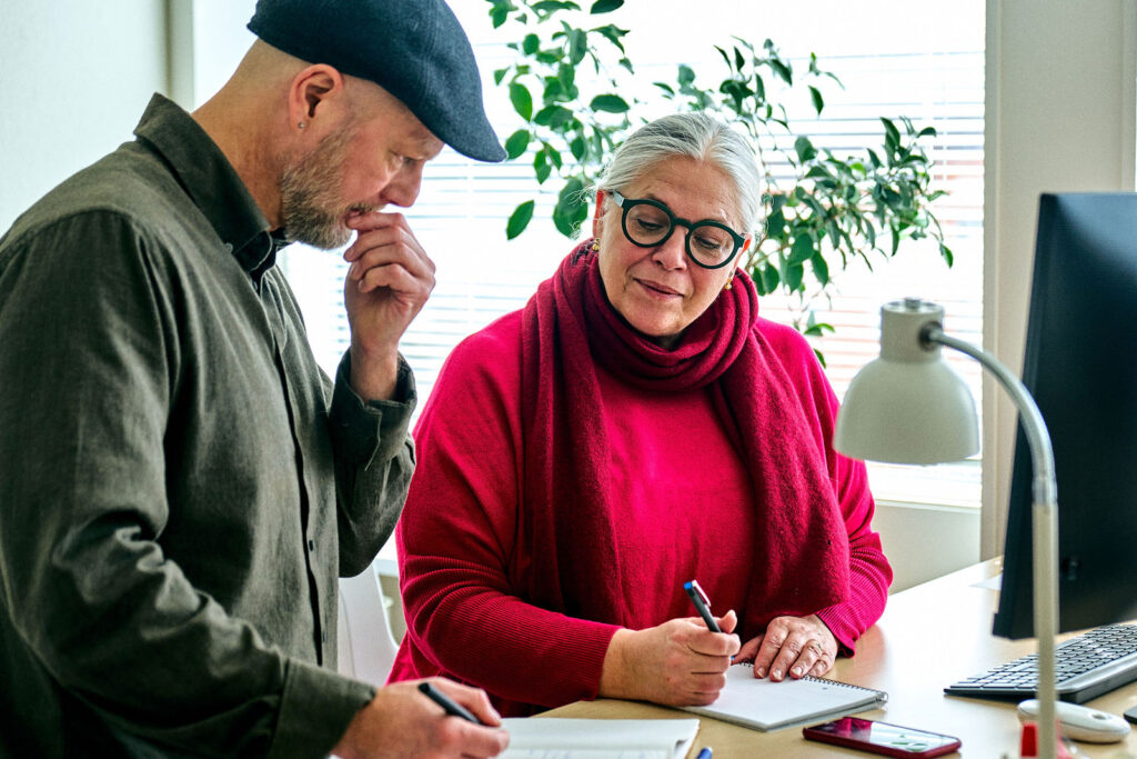 To kolleger hos CFSA gennemgår papirer sammen