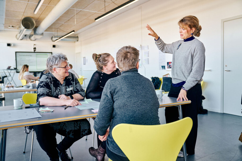 Underviser fortæller foran kursisterne på prototyping-forløbet hos Designskolen Kolding