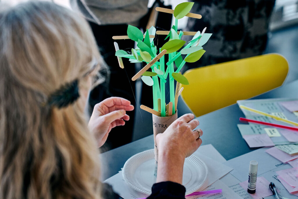 Kursist bygger en prototype af papir og pap på Designskolen Kolding