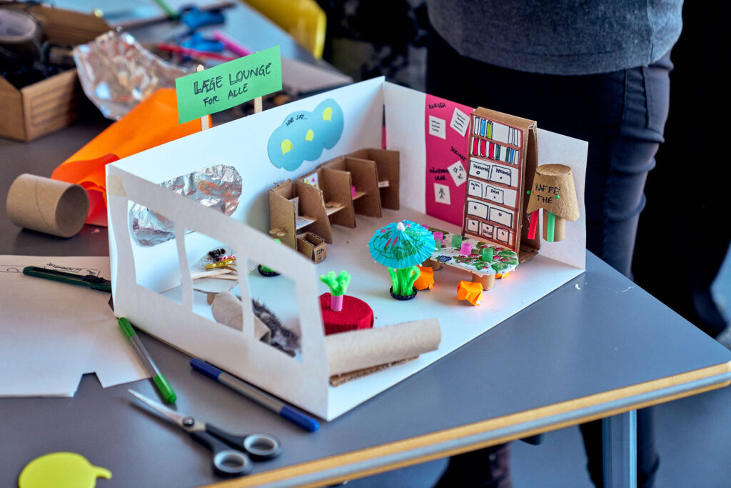 Model af et rum bygget i pap og karton under prototyping-forløbet