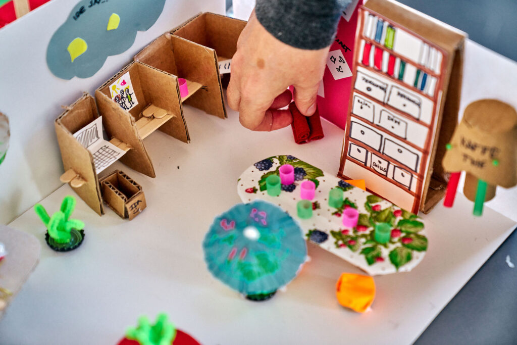 Nærbillede af en farverig papmodel fra prototyping-forløbet på Designskolen Kolding