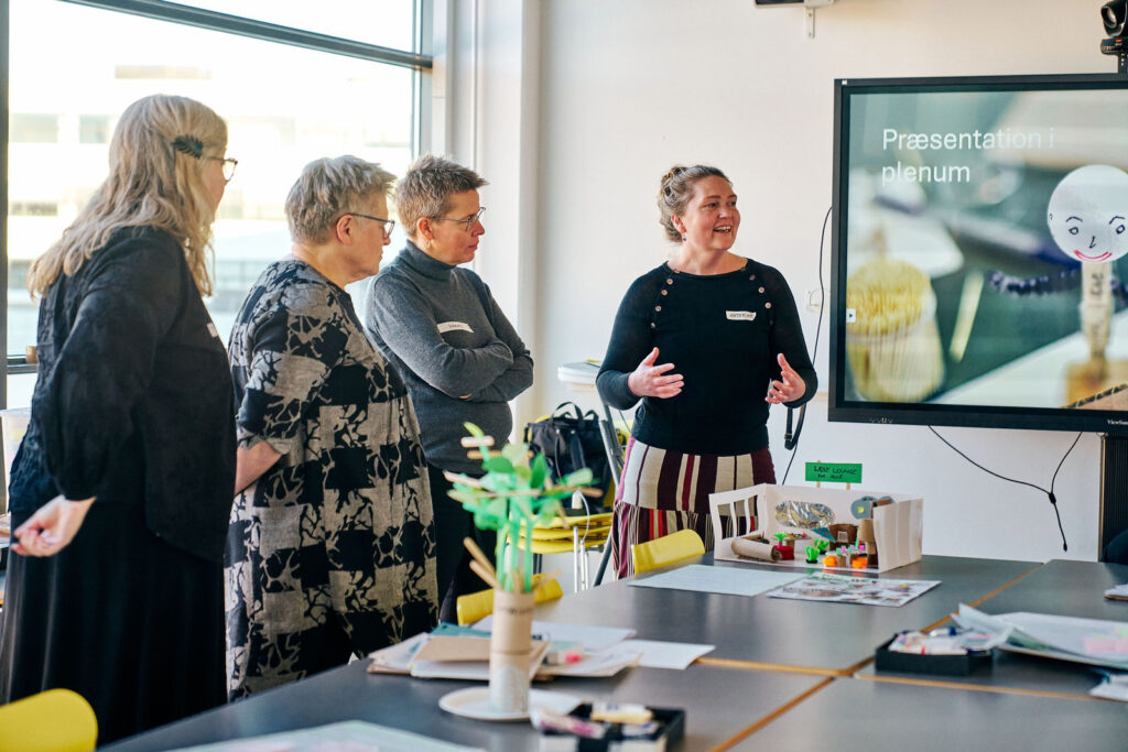 Kursister præsenterer deres prototyper for holdet
