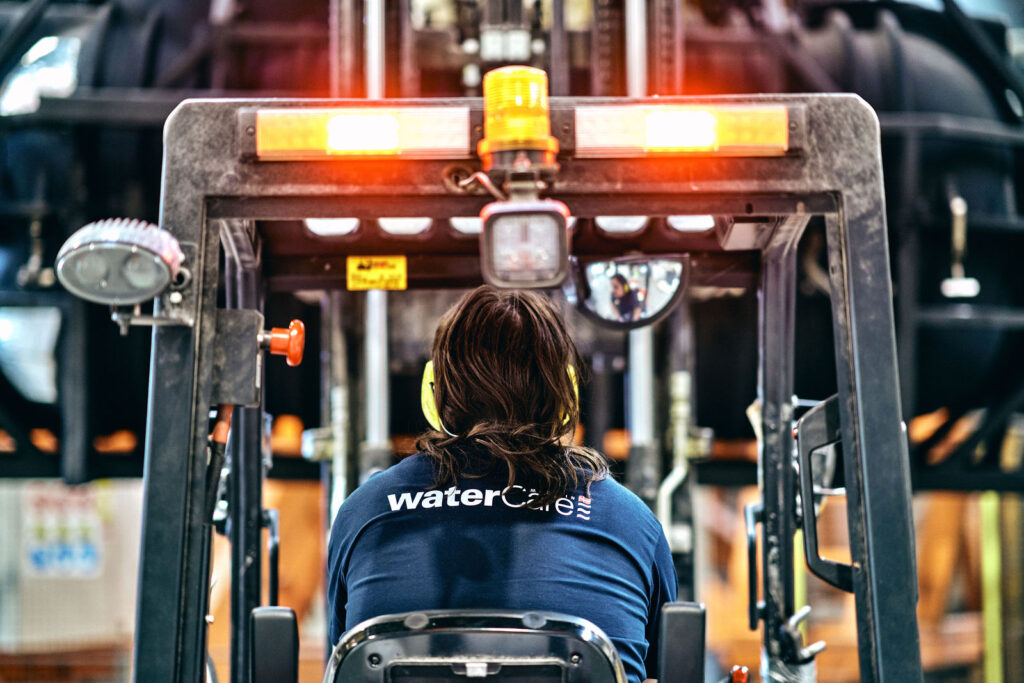 Truckfører løfter en tankform i produktionen